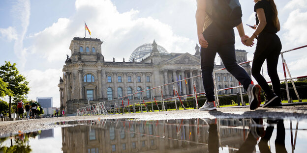 Zwei Spaziergänger vor dem Reichstagsgebäude