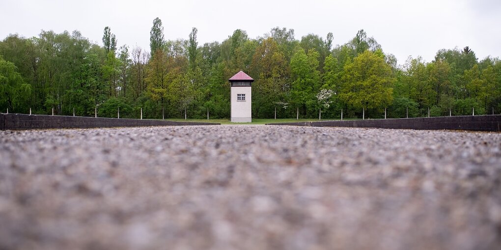 Hinter einem Feld aus Steinensteht ein Wachturm