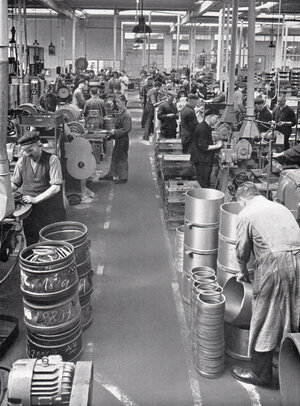 historische Aufnahme zeigt die Kolbenring-Fertigung im Continental-Werk Frankfurt im Jahr 1935 historische Aufnahme zeigt die Kolbenring-Fertigung im Continental-Werk Frankfurt im Jahr 1935