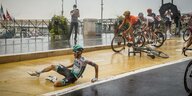 gestürzter Rennradfahrer auf nassem Asphalt