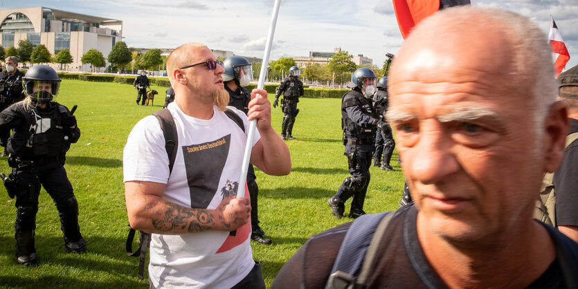 Demonstranten auf der Wiese vor dem Reichstagsgebäude