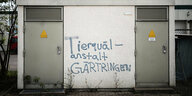 "Tierquälanstalt Gärtringen" ist auf eine Wand geschrieben