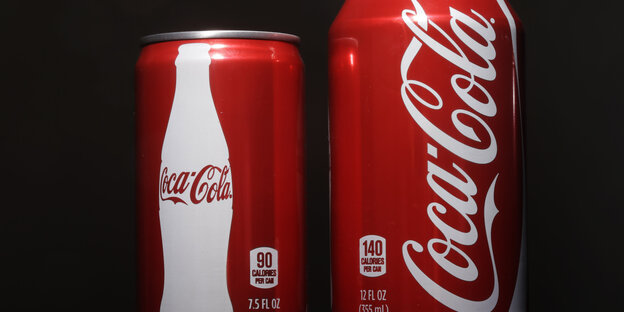 Zwei Coca-Cola-Dosen