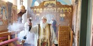 Der koptische Bischof Anba Damianschwenkt Weihrauch