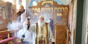Der koptische Bischof Anba Damianschwenkt Weihrauch
