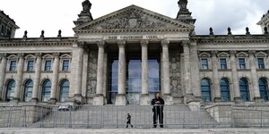 Reichstagsgebäude mit Mann in Polizeiuniform