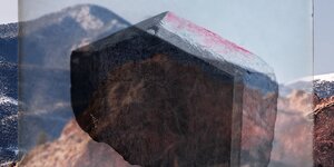 Ein buntes Kristall schwebt vor einer Berglandschaft (Kunstwerk von Isabelle Le Minh)