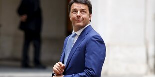 Matteo Renzi blickt in die Kamera.