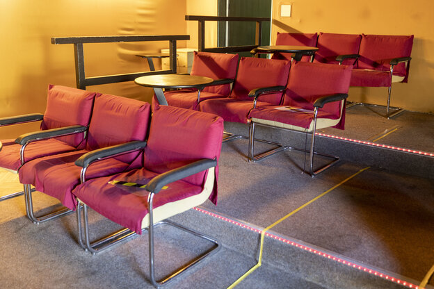 Neun rote Stühle stehen in Dreierreihen hintereinander im kleinen Kino der Kultureinrichtung 
