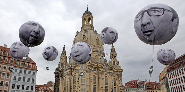 Lufballons mit Politiker-Gesichern vor der Frauenkirche in Dresden