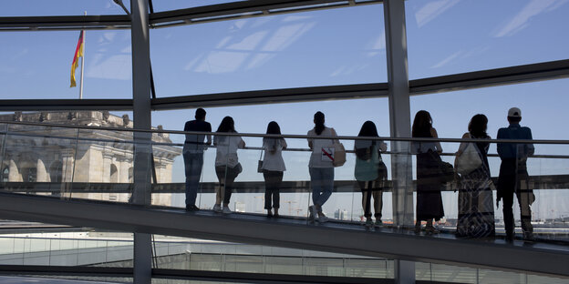 Eine Berliner Schulklasse besucht einen Bundestagsabgeordneten im Reichstag