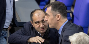 Das Bild zeigt die beiden türkeistämmigen Grünen-Politiker Özcan Mutlu und Cem Özdemir bei einem Gespräch 2017 im Bundestag.