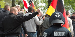 Teilnehmer einer NPD-Demo und ein Polizist