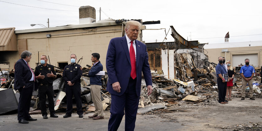 Donald Trump vor dem Haus, wo es nach der Erschießung des 29-jährigen Afroamerikaners Jacob Blake zu Ausschreitungen bei Anti-Rassismus-Protesten kam.