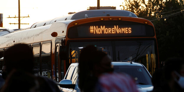 Auf einem Bus zeigt die Digitalanzeige den Schriftzug "No More Names"