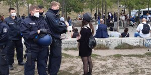 Eine Demonstrantin vor Polizist*innen im Mauerpark