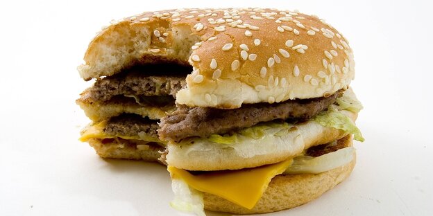 Ein angebissener Big Mac, Hamburger, von Mac Donalds