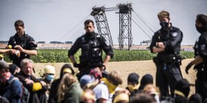 Umweltaktivisten und Polizisten vor den Kohlebaggern am Tagebau Garzweiler