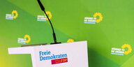Im Bild ist ein Rednerpult der FDP-Fraktion vor der Pressewand der Fraktion Bündnis 90/Die Grünen im deutschen Bundestag zu sehen.