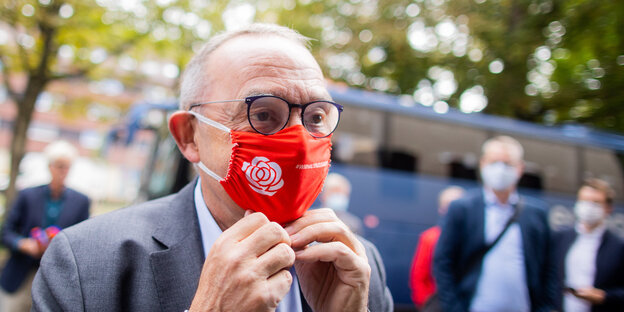 Politiker Norbert Walter-Borjans mit roter SPD-Maske