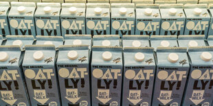 Oatly im Supermarkt im Kühlregal