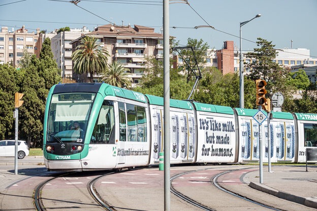 Straßenbahn mit Oatly-Werbung in Barcelona Straßenbahn mit Oatly-Werbung in Barcelona
