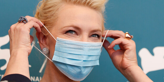 Cate Blanchett trägt eine Mundschutzmaske