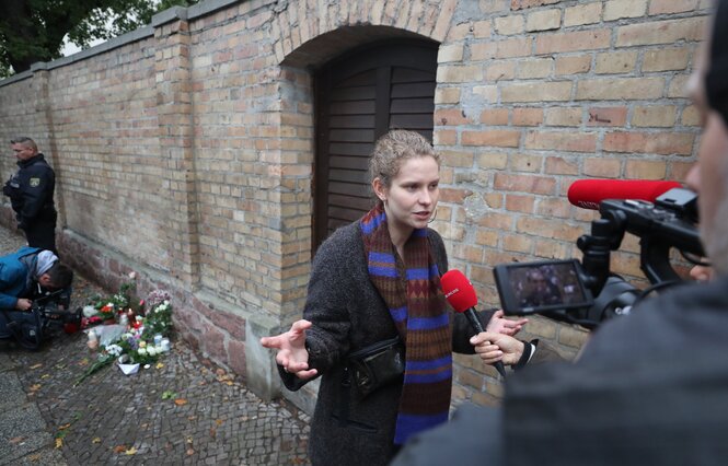 Frau vor Synagoge