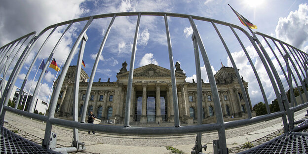 Abspergitter vor dem Reichstagsgebäude mit einem extremen Weitwinkelobjektiv fotografiert