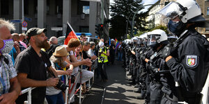 Demonstranten gegen die Corona-Regeln Ende August auf einer Demonstration in Berlin vor einer Polizeikette