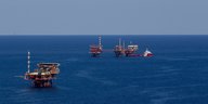 Ölförderplattformen im Meer