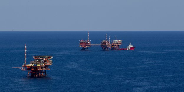 Ölförderplattformen im Meer