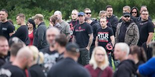 Eine Gruppe von Neonazis wartet auf Einlass zu einem Rechtsrock-Konzert