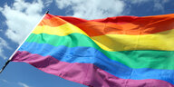 Eine Regenbogenfahne weht im Wind. Sie ist das Symbol der LGBTIQ-Community