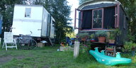 Zwei Bauwagen im Kleingartengebiet in Walle. Vor dem rechten stehen Blumentöpfe und Spielzeug, vor dem linken ein Gartenstuhl und Fahrräder.