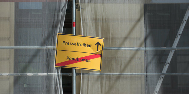 Die Worte «Pressefreiheit» und «Populismus» stehen auf einem Schild das an einem vor dem Bischöflichen Ordinariat Magdeburg aufgebautem Baugerüst angebracht ist.