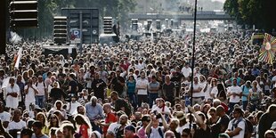 Teilnehmer der Berliner Coronademo stehen ohne Mundschutz eng beisammen.