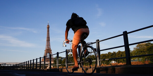 Radfahrer und Eiffelturm
