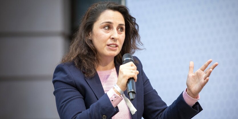 Seda Basay-Yildiz spricht in ein Mikrofon