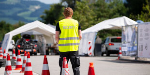 Ein security-Mann steht vor einer Teststation