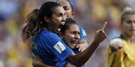 Die brasilianische Fußballnationalspielerin Marta freut sich nachdem sie ein Tor geschossen hat un dumarmt eine Mitspielerin