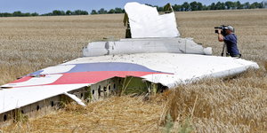 Trümmerteil des Flugzeugs MH 17 auf einem Feld