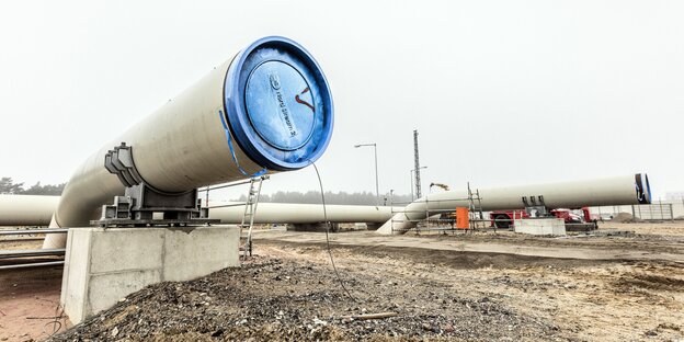 Ein Rohrstück der Pipeline Nord Stream mit einem blauen Verschlussdeckel