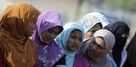 Fünf Rohingya-Frauen mit Schleier.