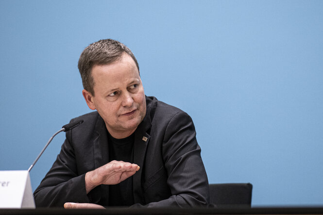 Berlins Kultursenator Klaus Lederer, 46, Linkspartei, macht eine unwirsche Bewegung mit der rechten Hand.