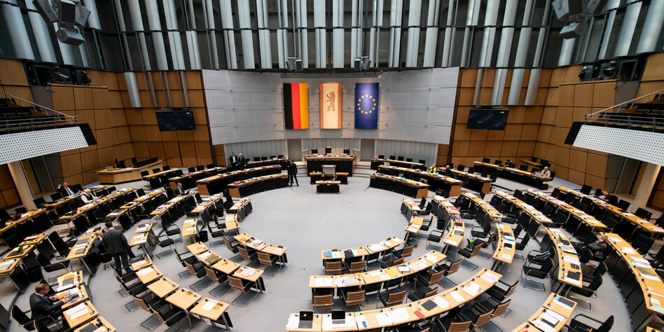 Das Bild zeigt fast nur leere Plätze im Plenarsaal das Berliner Abgeordnetenhauses.