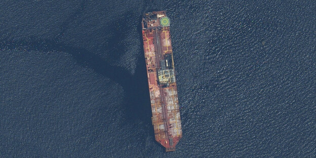 Satellitenaufnahme eines Tankers im Meer