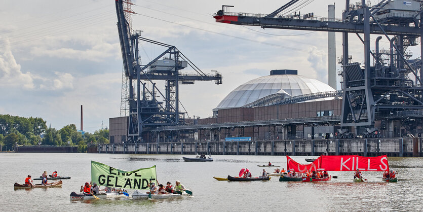 KlimaaktivistInnen protestieren mit Booten vor dem Kohlekraftwerk Moorburg