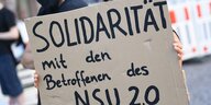 Ein Plakat mit der Aufschrift "Solidarität mit den Betroffenendes NSU 2.0"