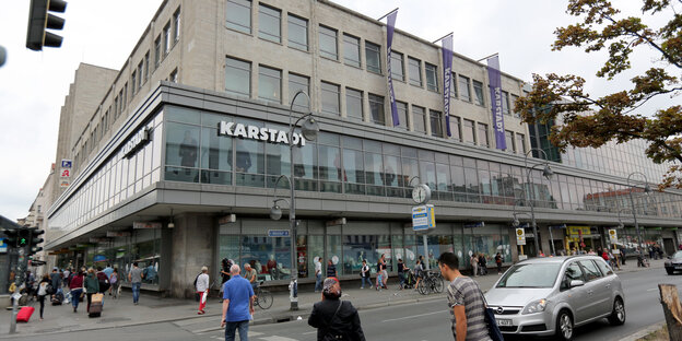 Das Bild zeigt das grau-gläserne Gebäude der Filiale von Karstadt am Hermannplatz in Neukölln.